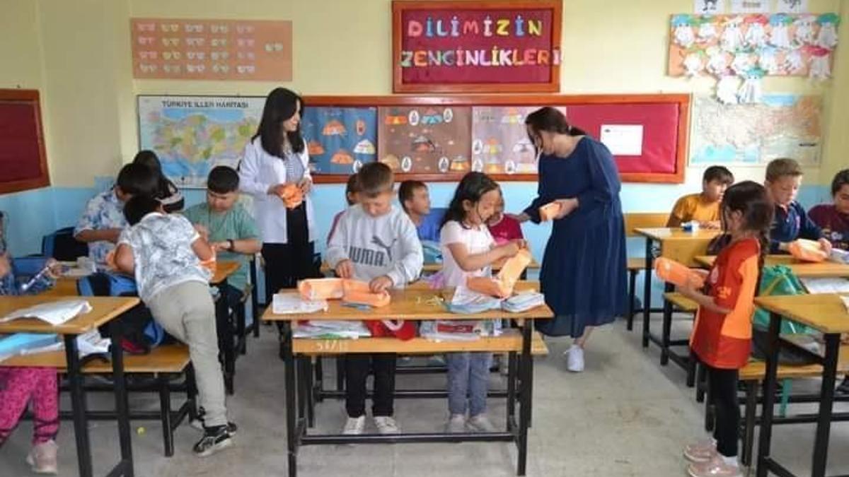 Çamardı'da öğrencilere diş macunu ve diş fırçası