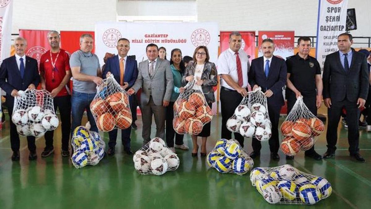 Büyükşehir okullara malzeme desteğini sürdürüyor! “Ne yapıyorsak gençler için yapıyoruz”