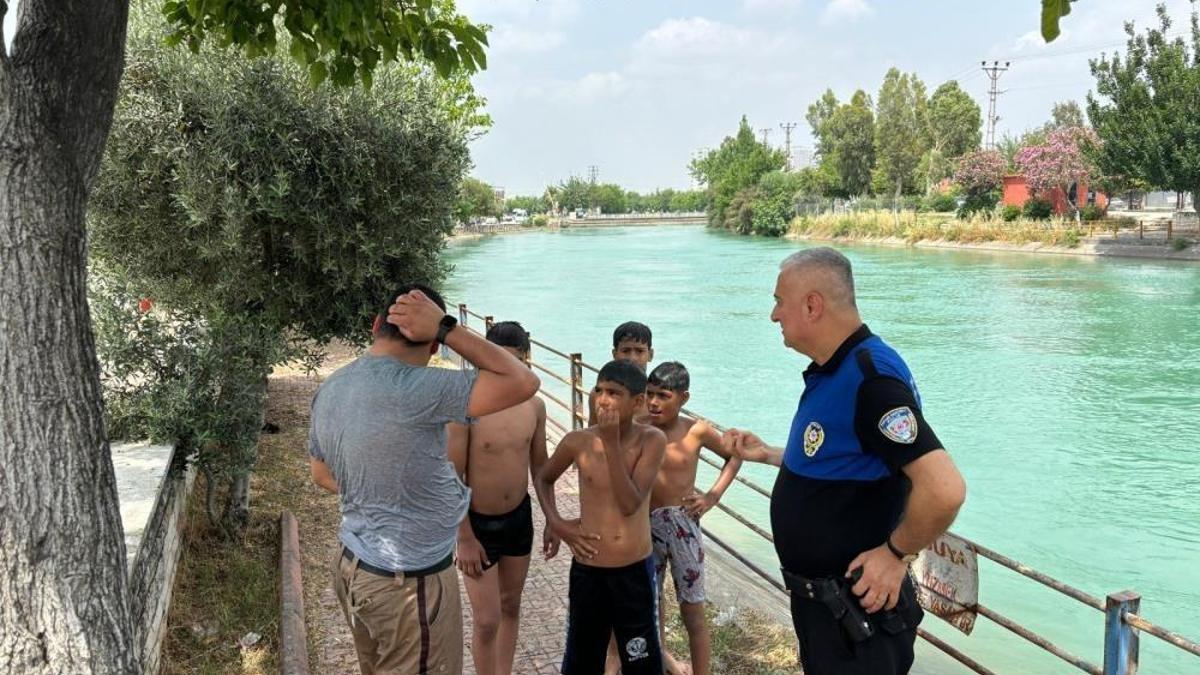 Adana’da polis sulama kanalına giren gençleri uyardı