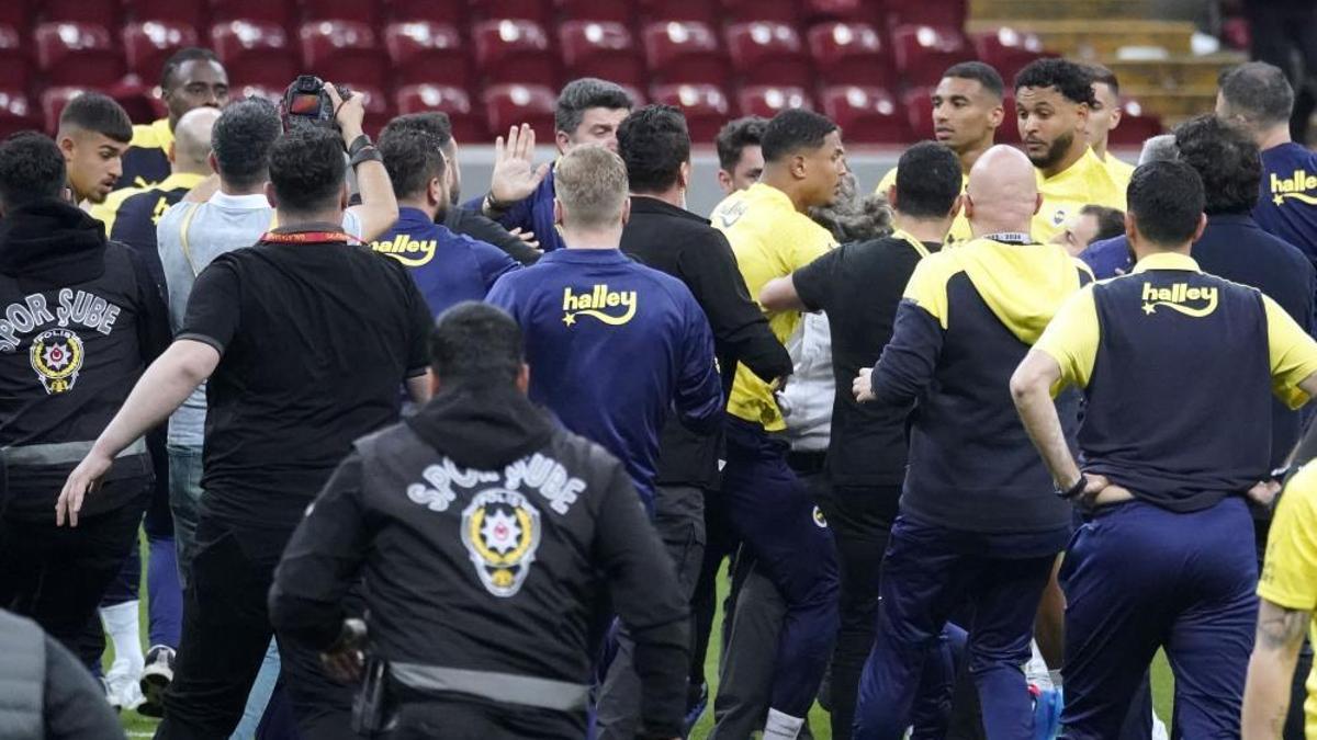 Galatasaray-Fenerbahçe derbisi sonrası ifade veren 3 isim hakkında karar