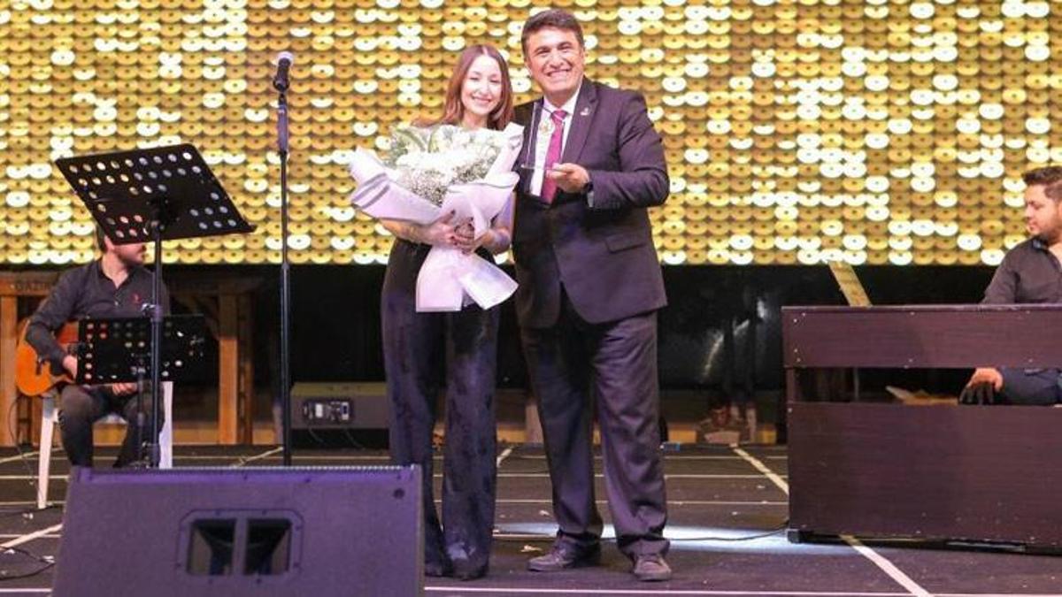 Ünlü sanatçı Naz Ölçal GKV festivalinde sahne aldı! Ayakta alkışlandı