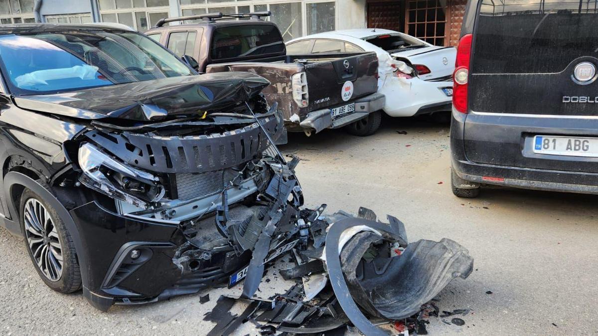 Kontrolden çıkan cip, park halindeki 5 araca çarptı
