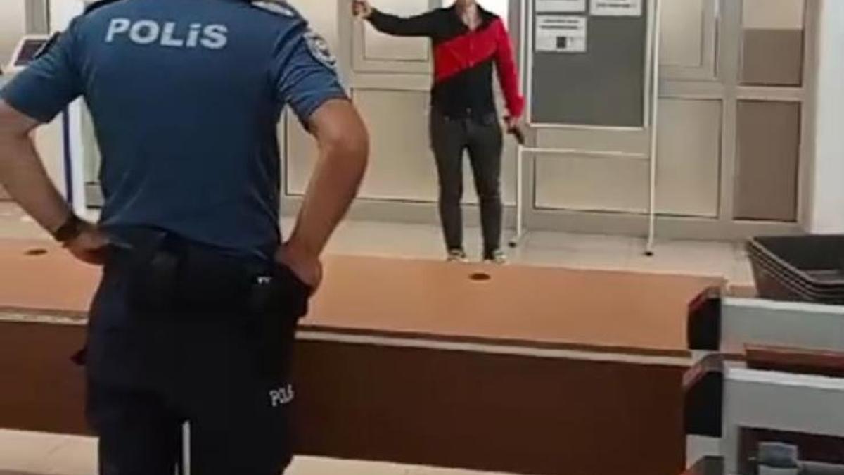Adana'da mehdi olduğunu iddia eden şahıs bıçaklı eylem yaptı