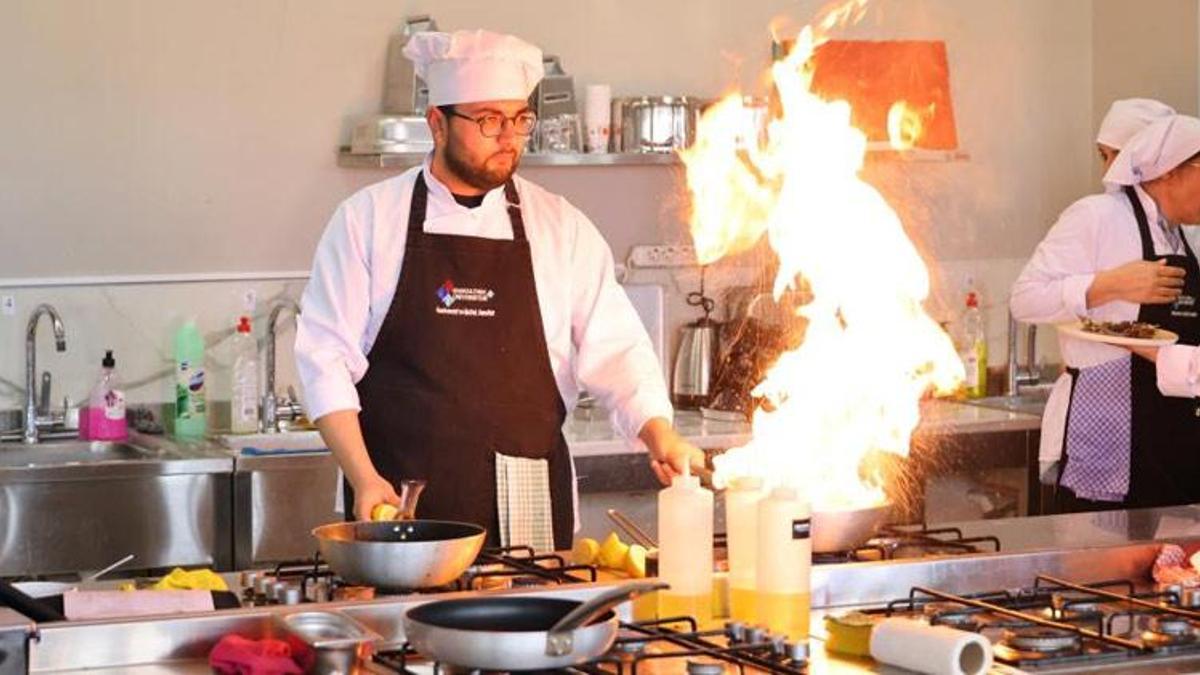 Gaziantep'te Türk mutfağı haftasında gastronomi yarışması! Jüri üyelerini beğenisine sunuldu