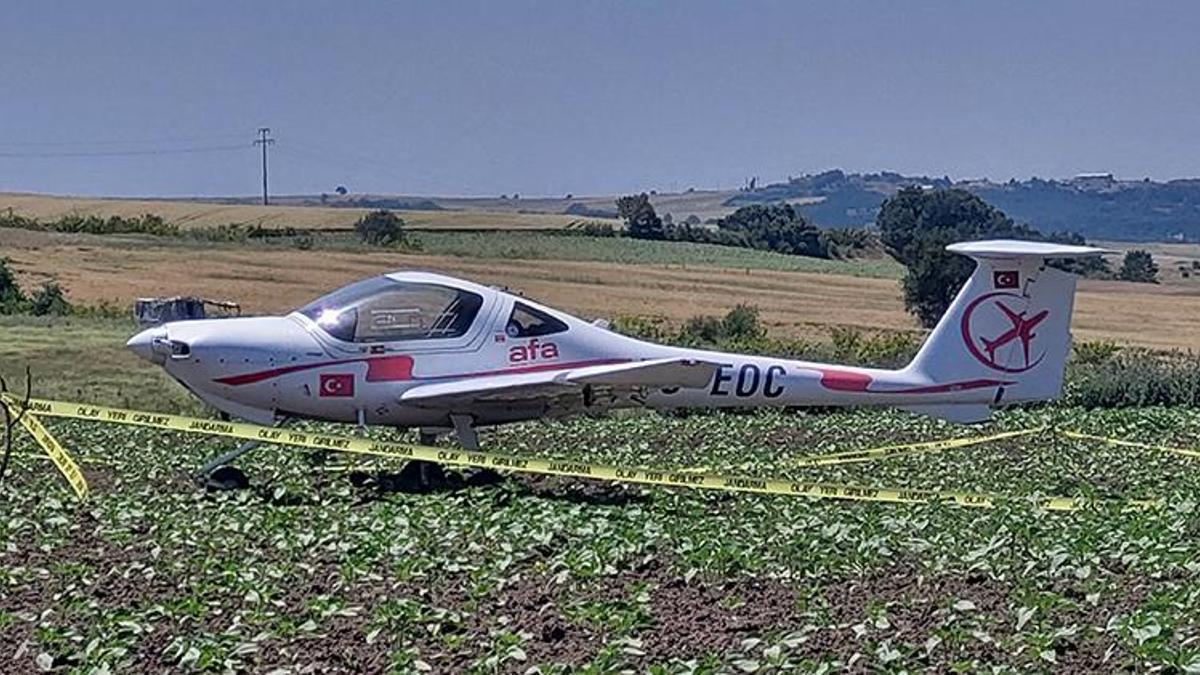 Tekirdağ'da eğitim uçağı tarlaya acil iniş yaptı