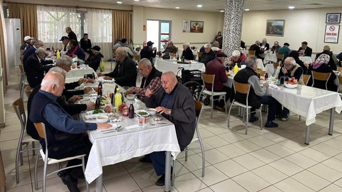 Adanalı kebapçı sosyal projelerle binlerce kişiye ulaşıyor! Her ay dağıtım gerçekleştiriyor