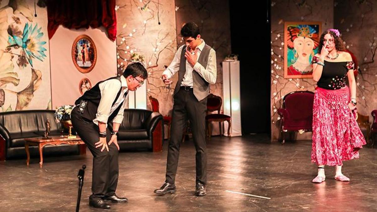 Gaziantep Kolej Vakfı’nda Lüküs Hayat müzikali sahnelendi