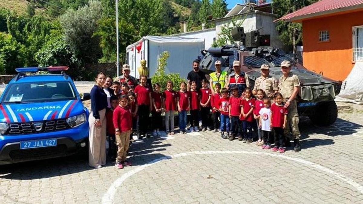 Gaziantep'te jandarma ekipleri depremzede öğrencileri okullarında ziyaret etti