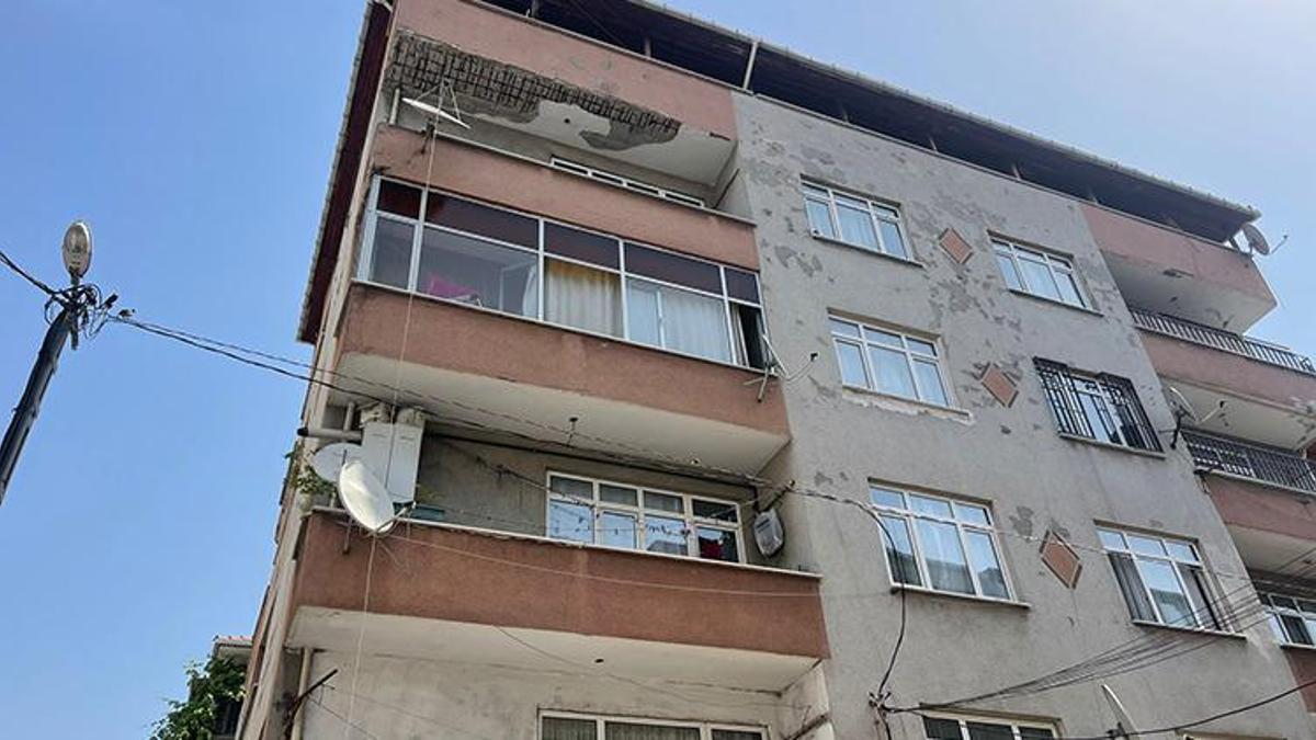 Bahçelievler'de 4 katlı binanın balkonu çöktü! Bina boşaltıldı