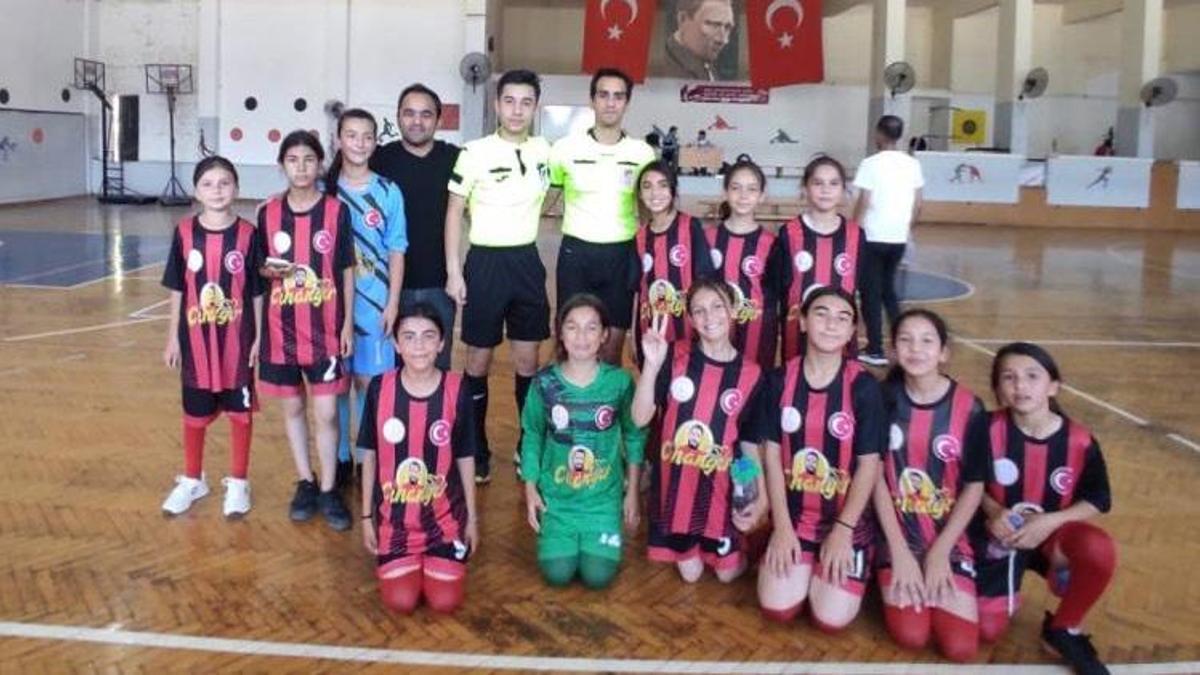 Adana'da kızların köy okulundan şampiyonluğa uzanan başarısı