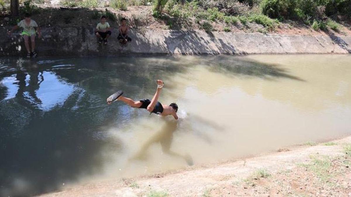 Adana çocuklar serin olduğu için sulama kanalını tercih ediyor! "Klima bizi serinletmiyor"
