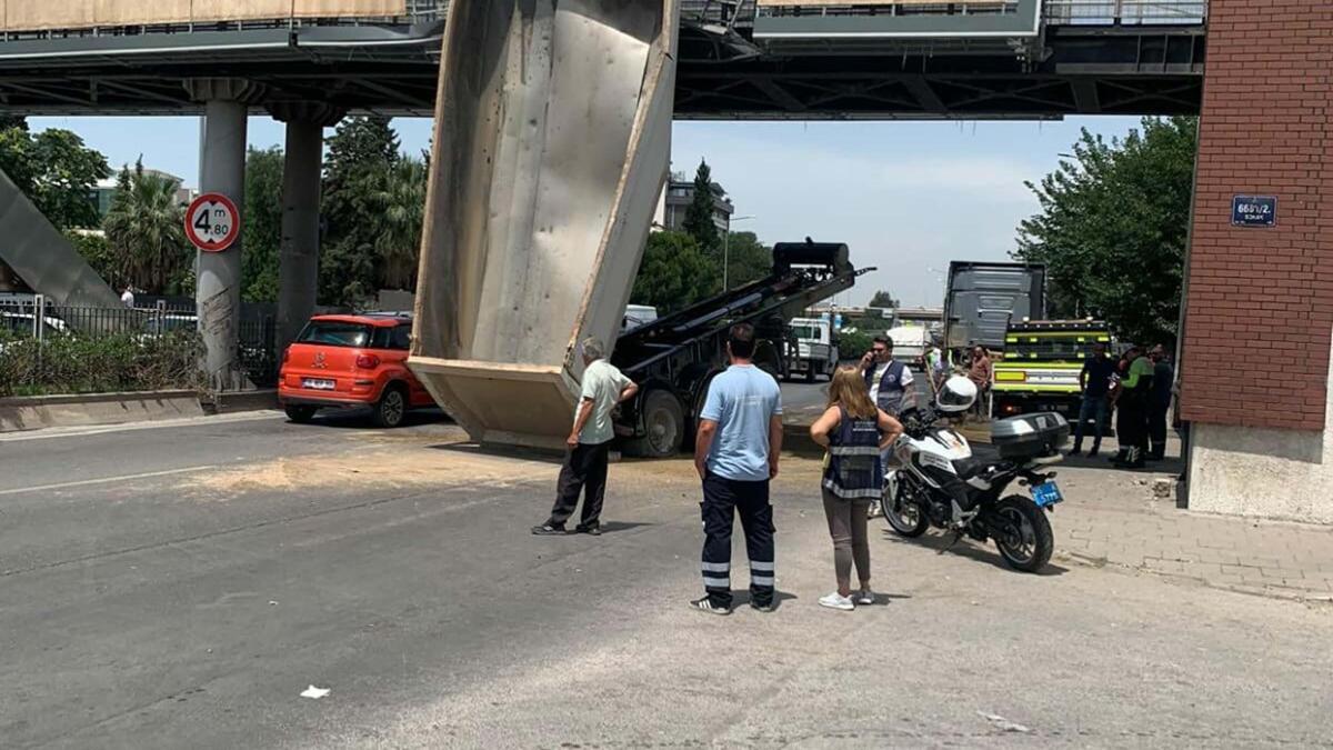 TIR'ın açık kalan dorsesi üst geçide çarpıp asılı kaldı