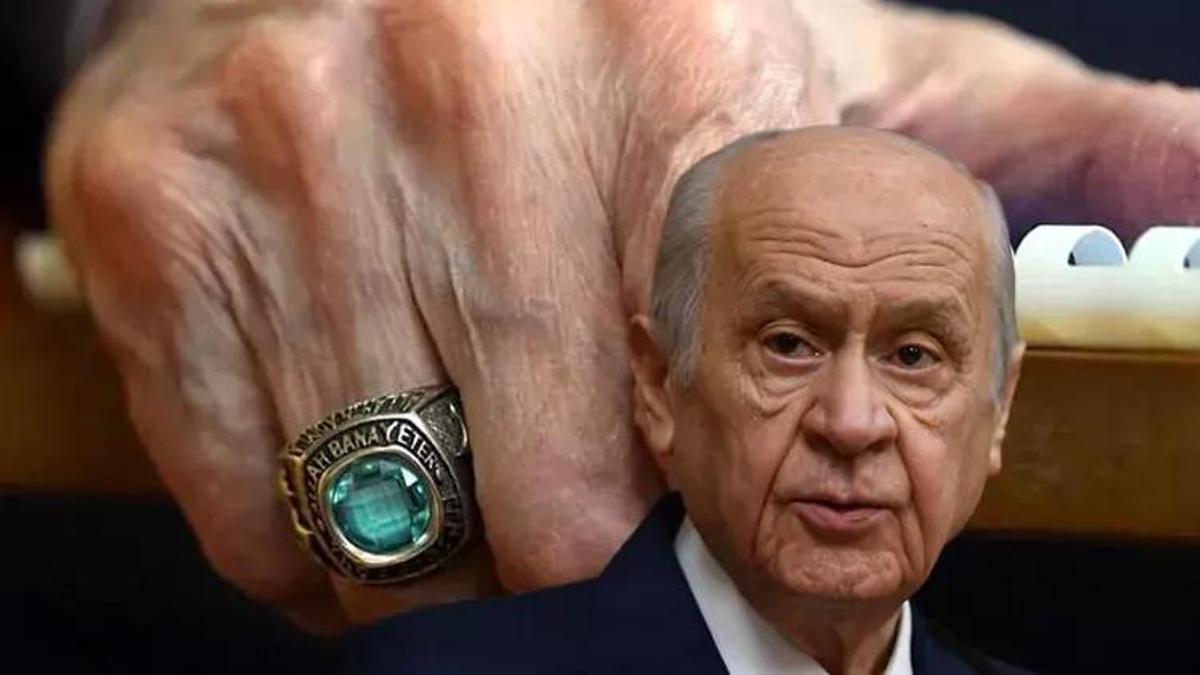 Bahçeli'nin yüzüğündeki yazı sosyal medyada gündem oldu