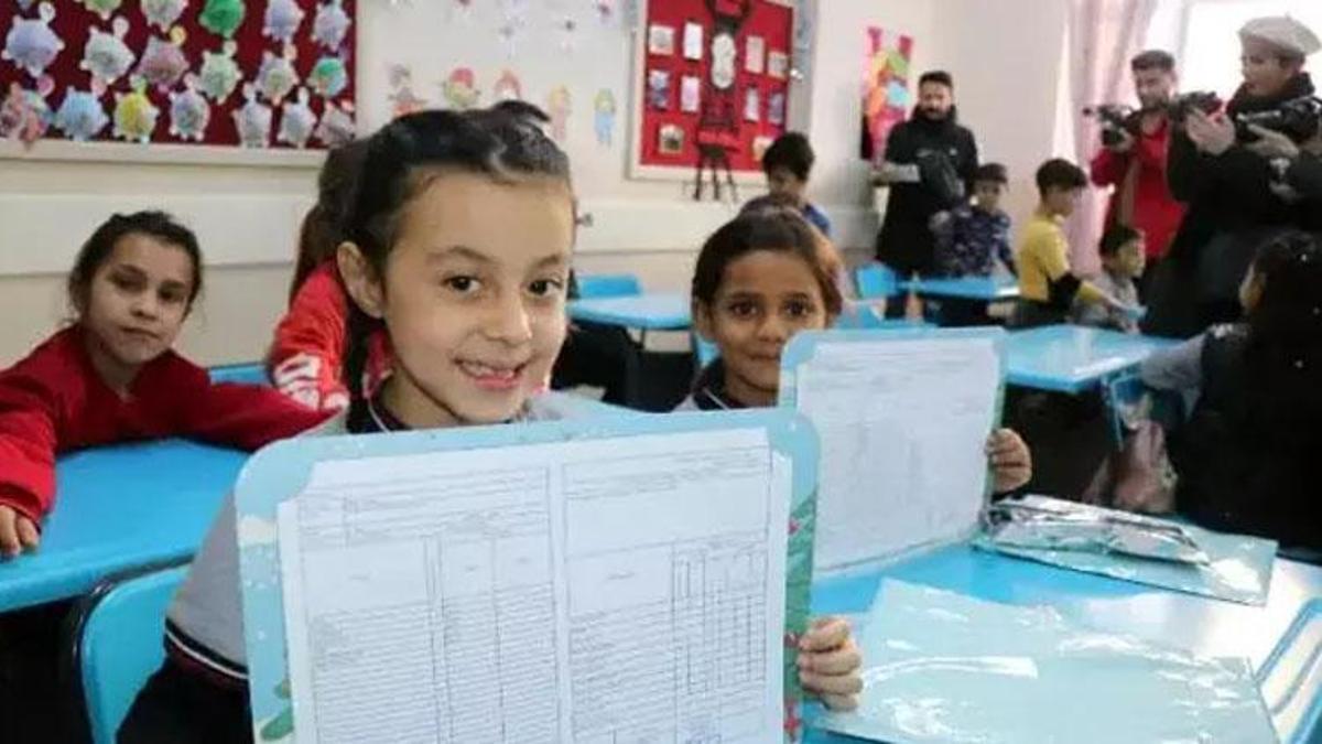 Cuma günü karneler saat kaçta alınacak 2024? İlkokul, ortaokul, lise karneleri saat kaçta verilecek 2024, 14 Haziran karneler ne zaman dağıtılacak?