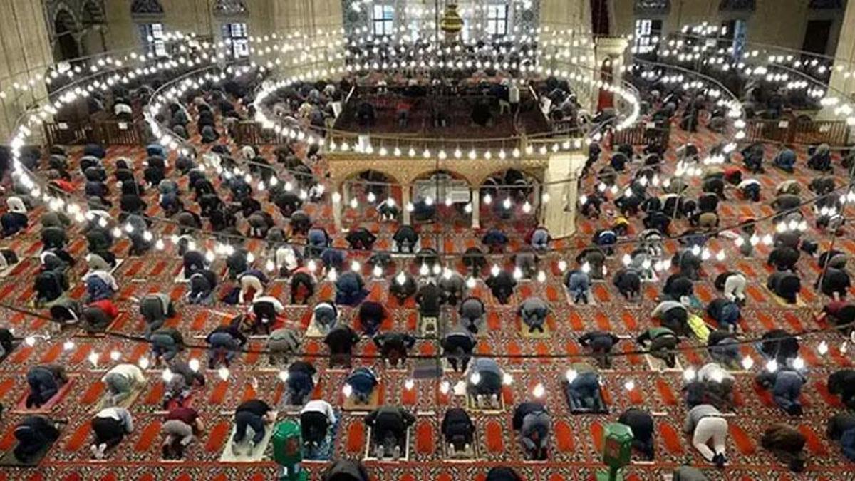 Bayram namazı farz mı vacip mi, bayram namazı kılmak sünnet mi? Bayram namazı kılmanın hükmü nedir?