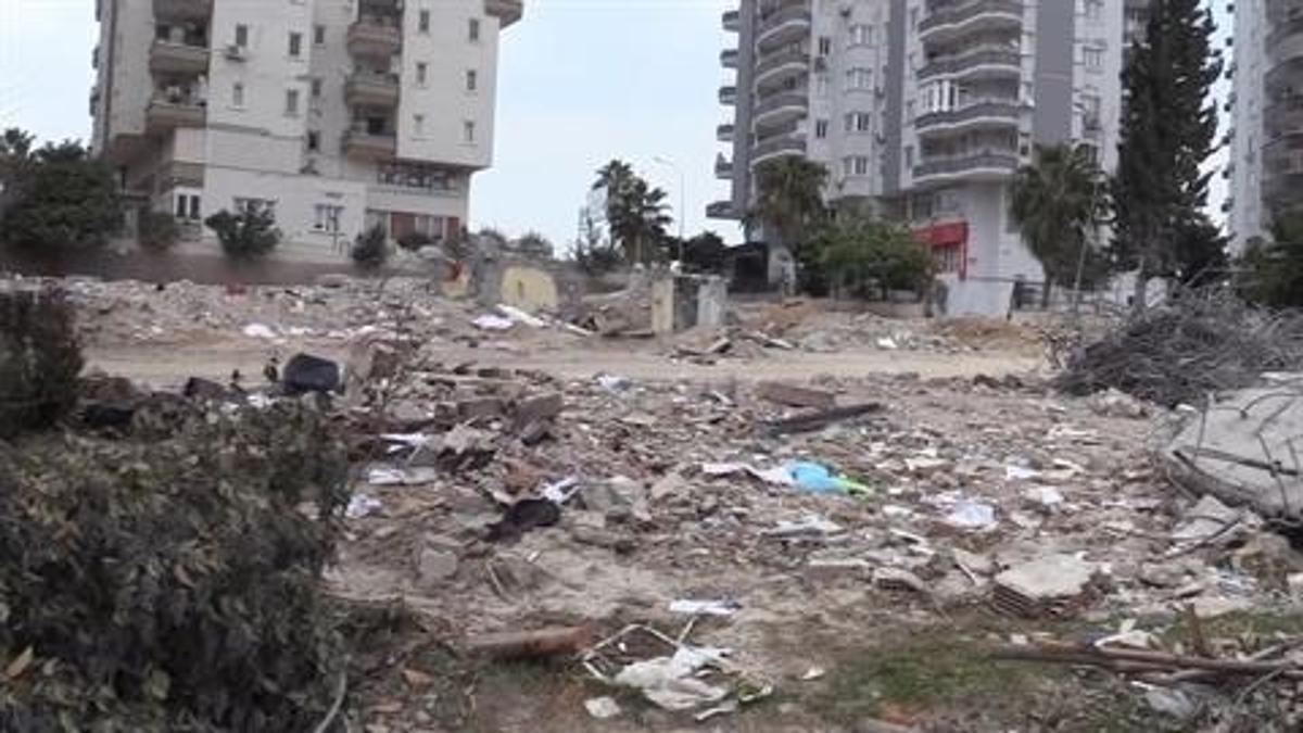 40 kişiye mezar olmuştu: Müteahhit baba ve kızı firarda