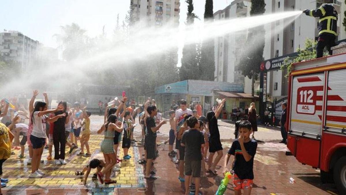 Adana Büyükşehir İtfaiyesinden miniklere serinleten sürpriz! Sevinçlerine ortak oldular