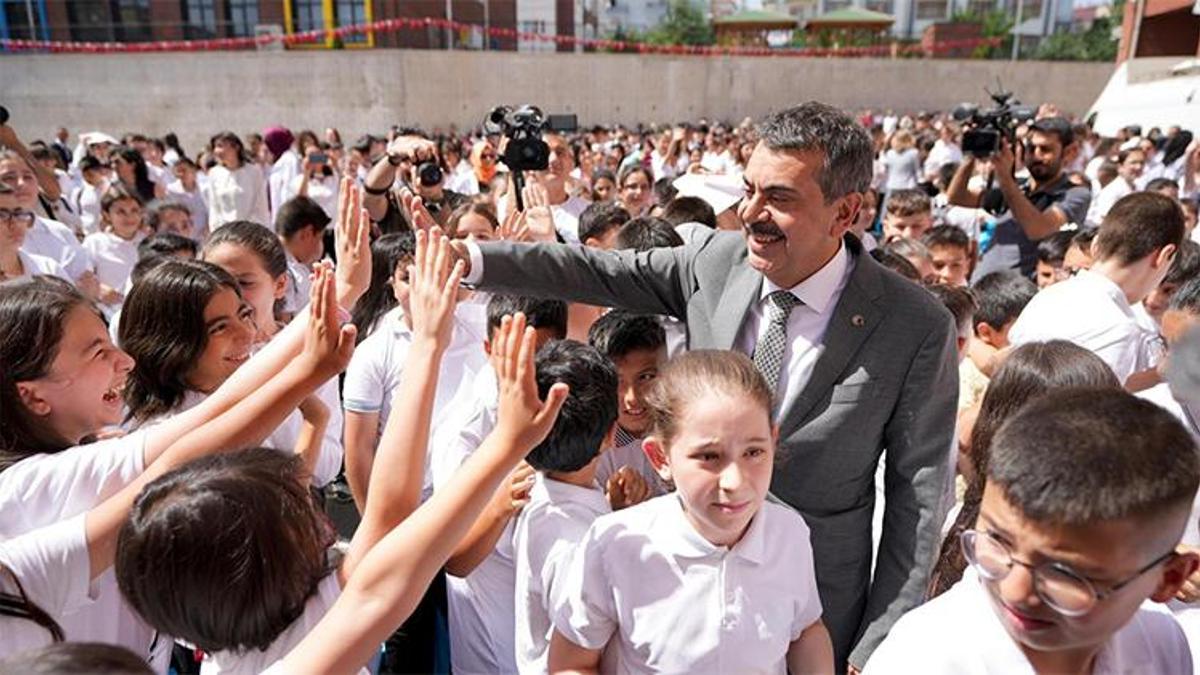 Bakan Yusuf Tekin, öğrencilerin karne heyecanına ortak oldu