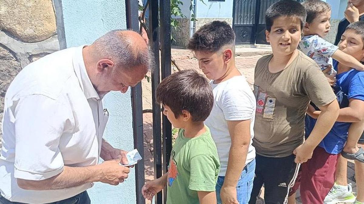 Adana'da 18 yıllık gelenek bozulmadı, çocuklar bu bayramda da harçlıklarını aldı