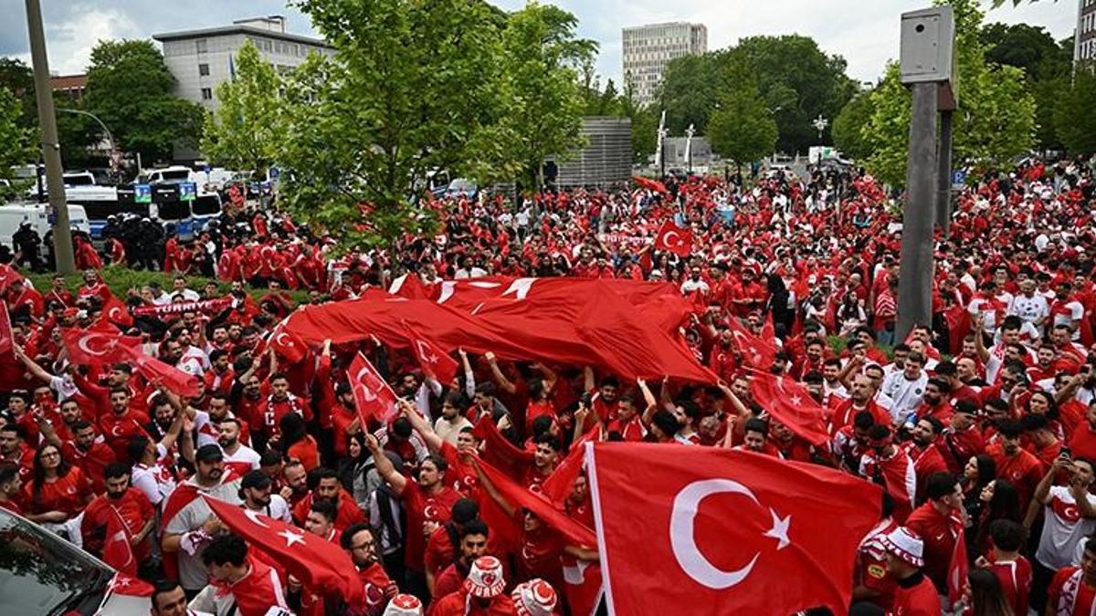 A Millilere büyük destek! Dortmund sokakları kırmızı beyaza büründü