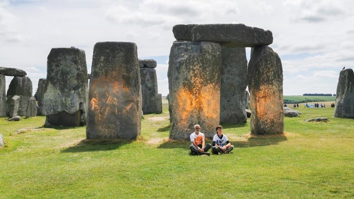 Çevrecilerden yeni eylem: Stonehenge taşlarına boya püskürttüler