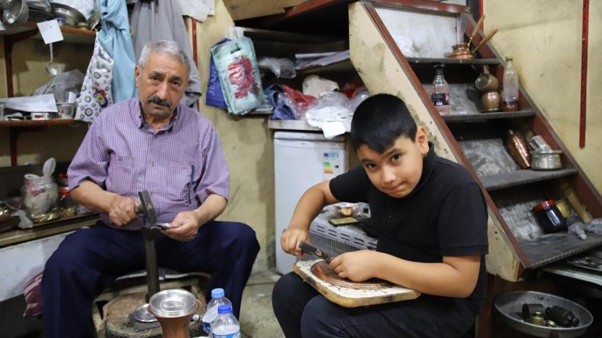 10 yaşında öğrendiği bakırcılığı 60 yıldır yaşatmaya çalışıyor