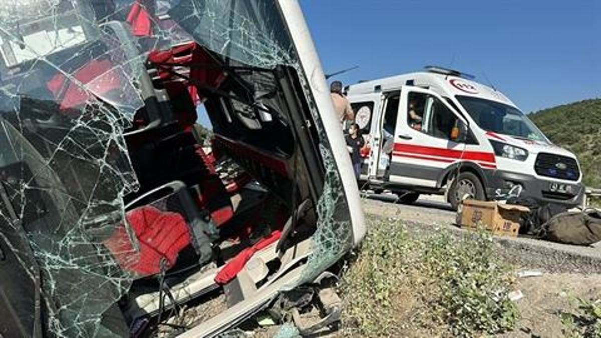 23 kişiyi hayata bağlayan o detay! Otobüsteki yolculara polis uygulamasında emniyet kemeri taktırılmış