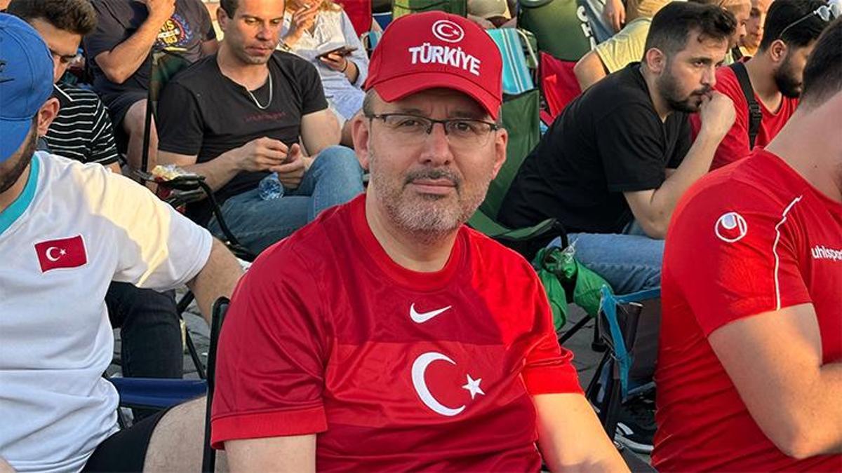 Kasapoğlu milli maçı İzmirlilerle birlikte izledi