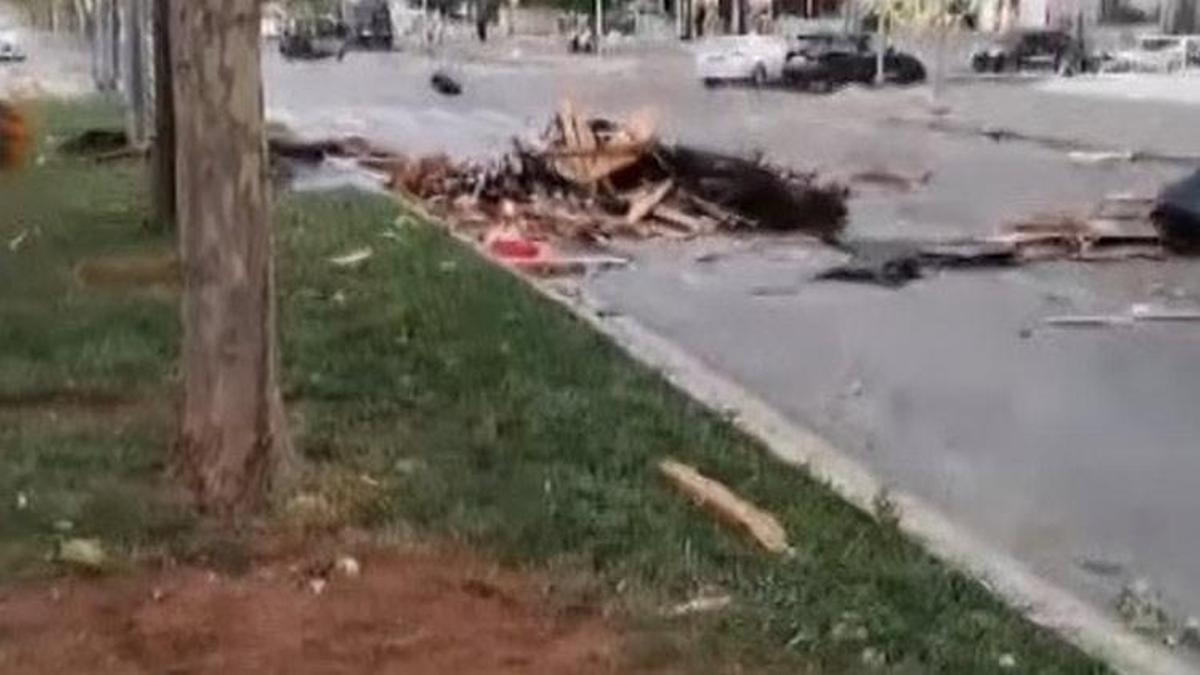 Gaziantep'te şiddetli rüzgar çatıları uçurdu, ağaçları kökünden söktü! Önlem alındı
