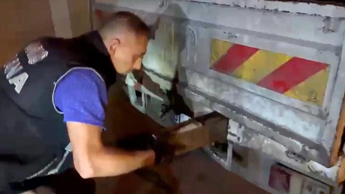 Kamyonetindeki zuladan 8 kilo esrar çıktı; ‘Arkadaşım kanıma girdi’ dedi