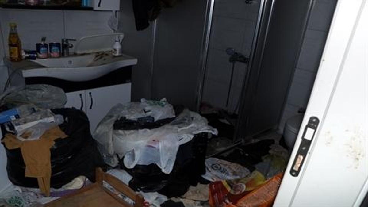 Adana'da sokak hayvanlarını besleyen şahsın evinde onlarca kedi ölüsü ortaya çıktı