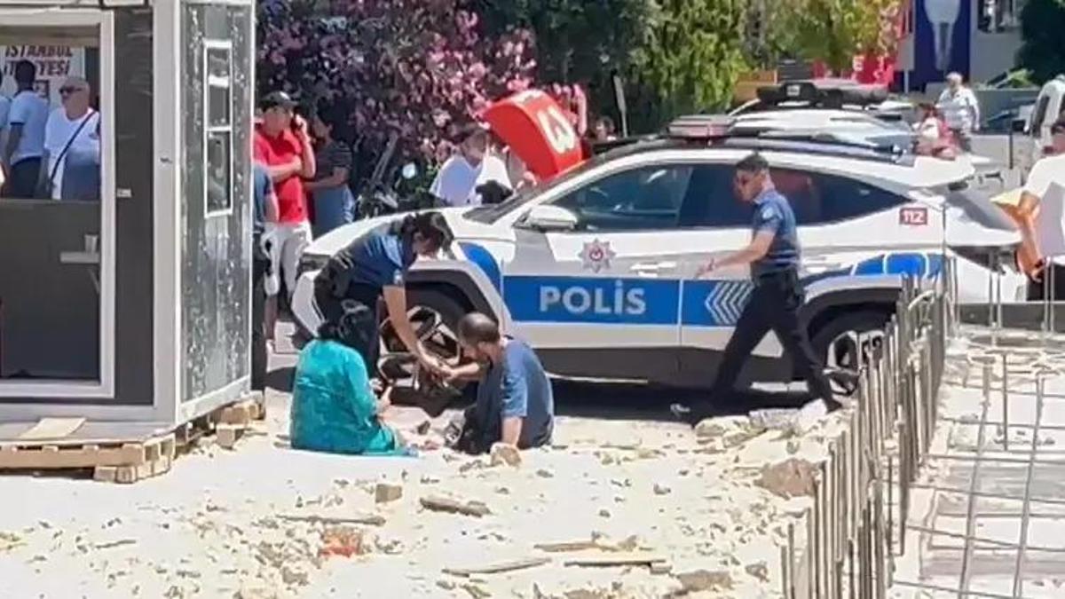İstanbul'da otomobil yayaların arasına daldı! Yaralılar var