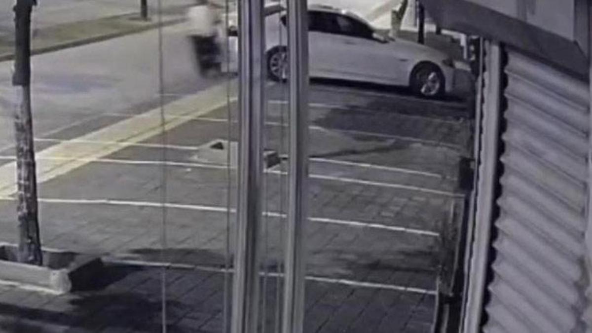 Adana'da bir sürücü yoldan çıktı otomobile çarptı, hiçbir şey olmamış gibi gitti