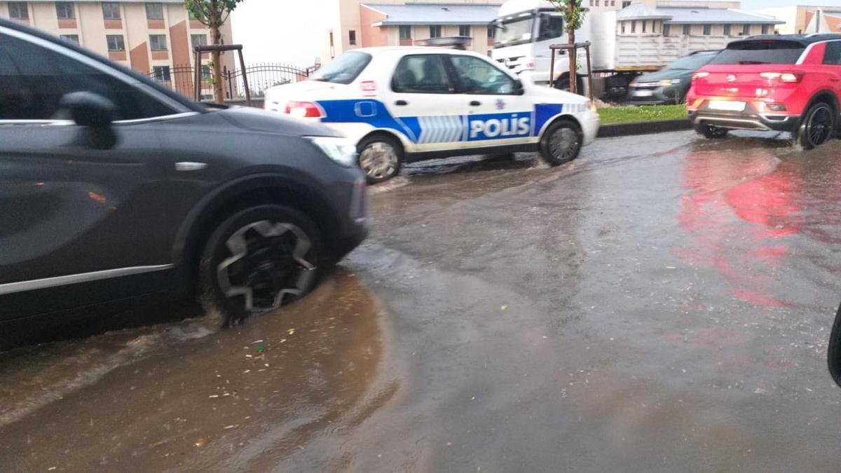 Sağanak sele neden oldu, alt geçitler suyla doldu