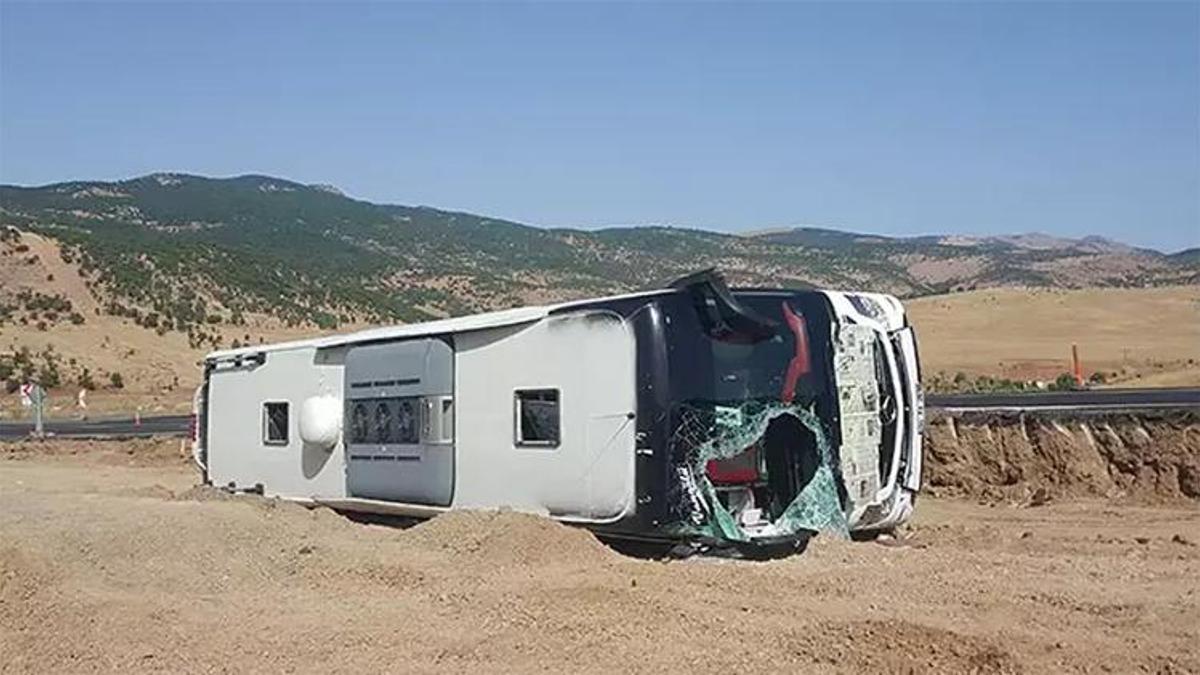 Bingöl'de yolcu otobüsü devrildi! Çok sayıda yaralı var