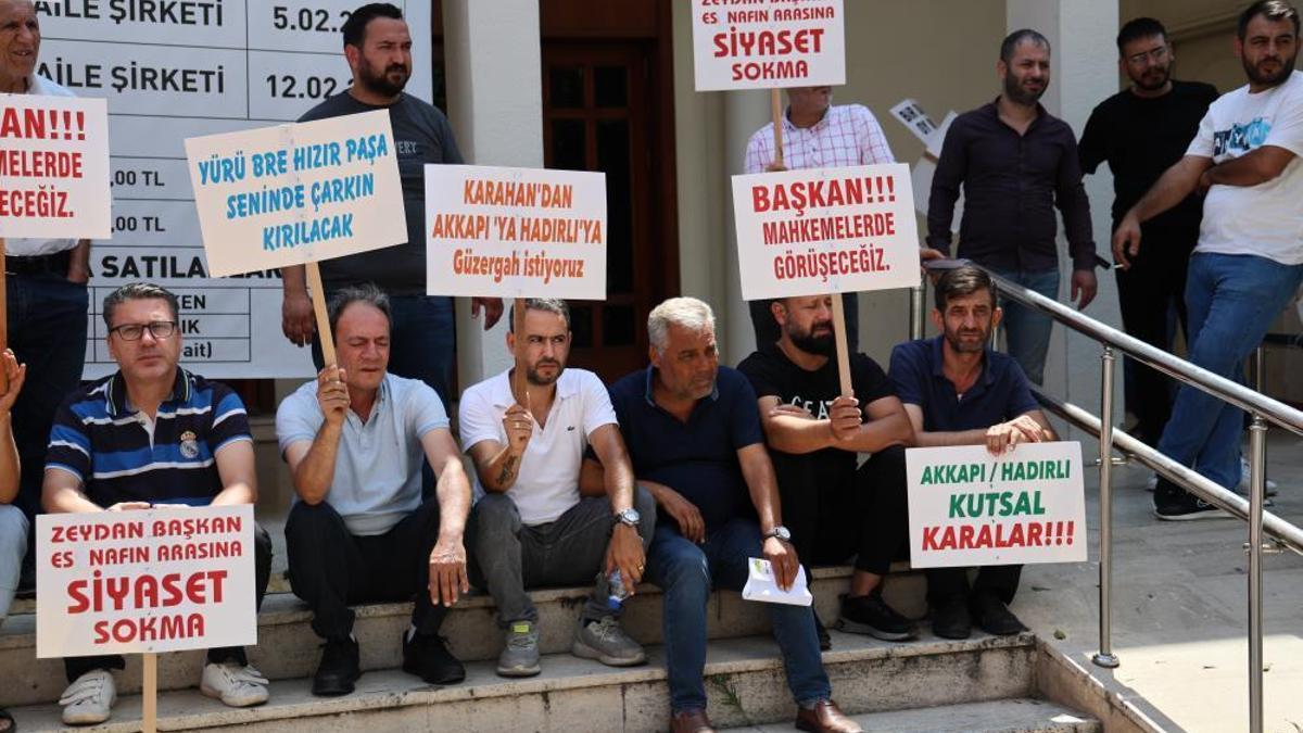 Adana'da dolmuşçulardan belediye önünde güzergah eylemi