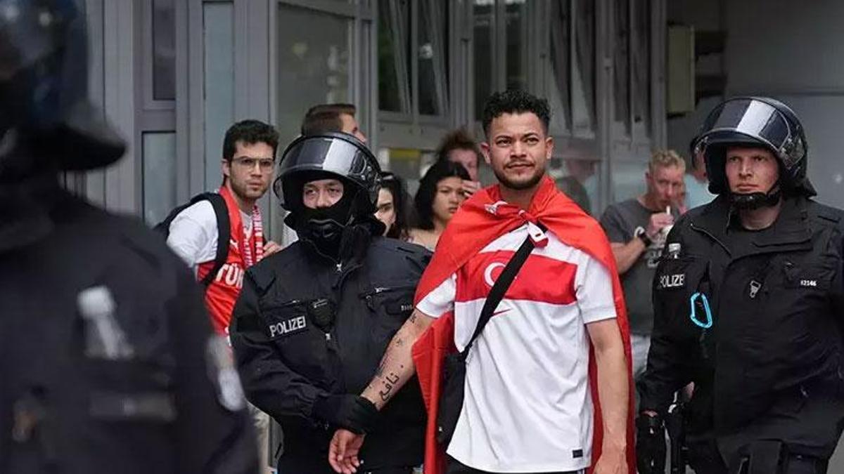 Hollanda maçı öncesi Almanya polisinden skandal hareket! Türk taraftarlara gözaltı