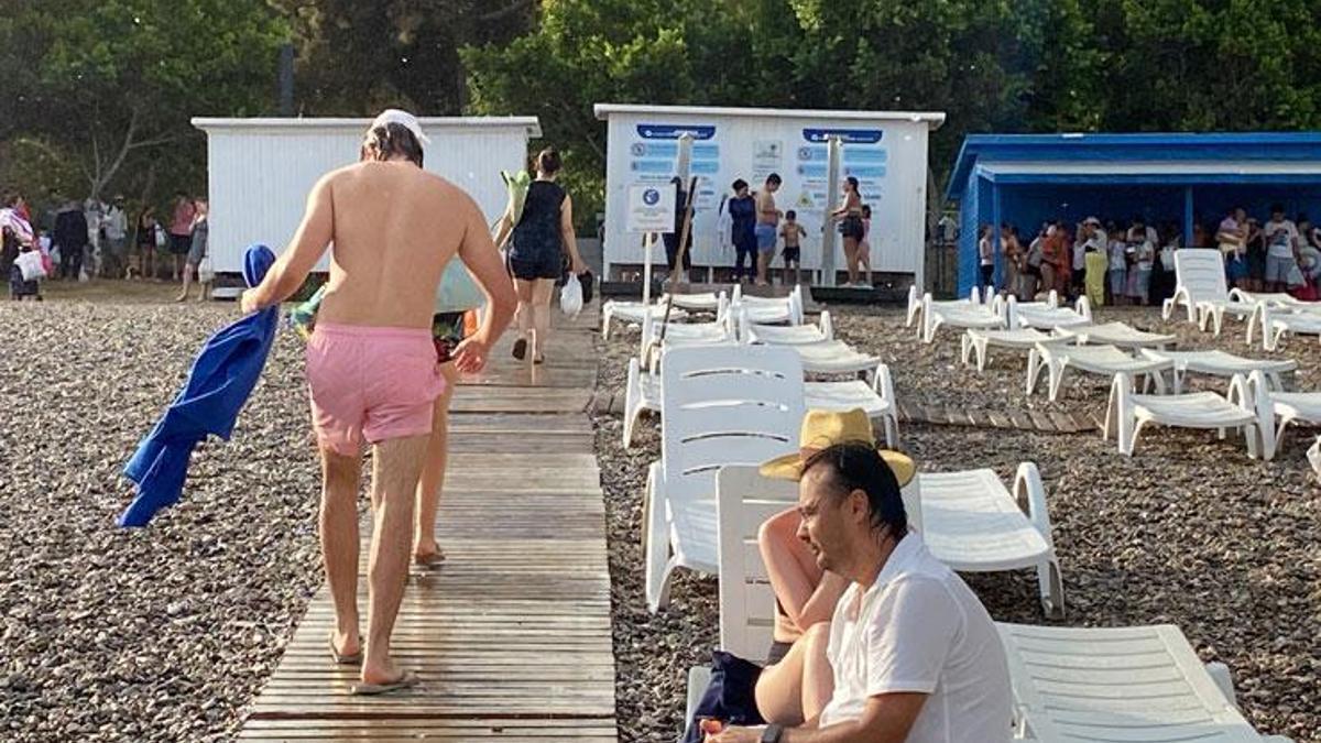 Sağanak Antalya'da tatilcilere zor anlar yaşattı, gökkuşağı teselli oldu