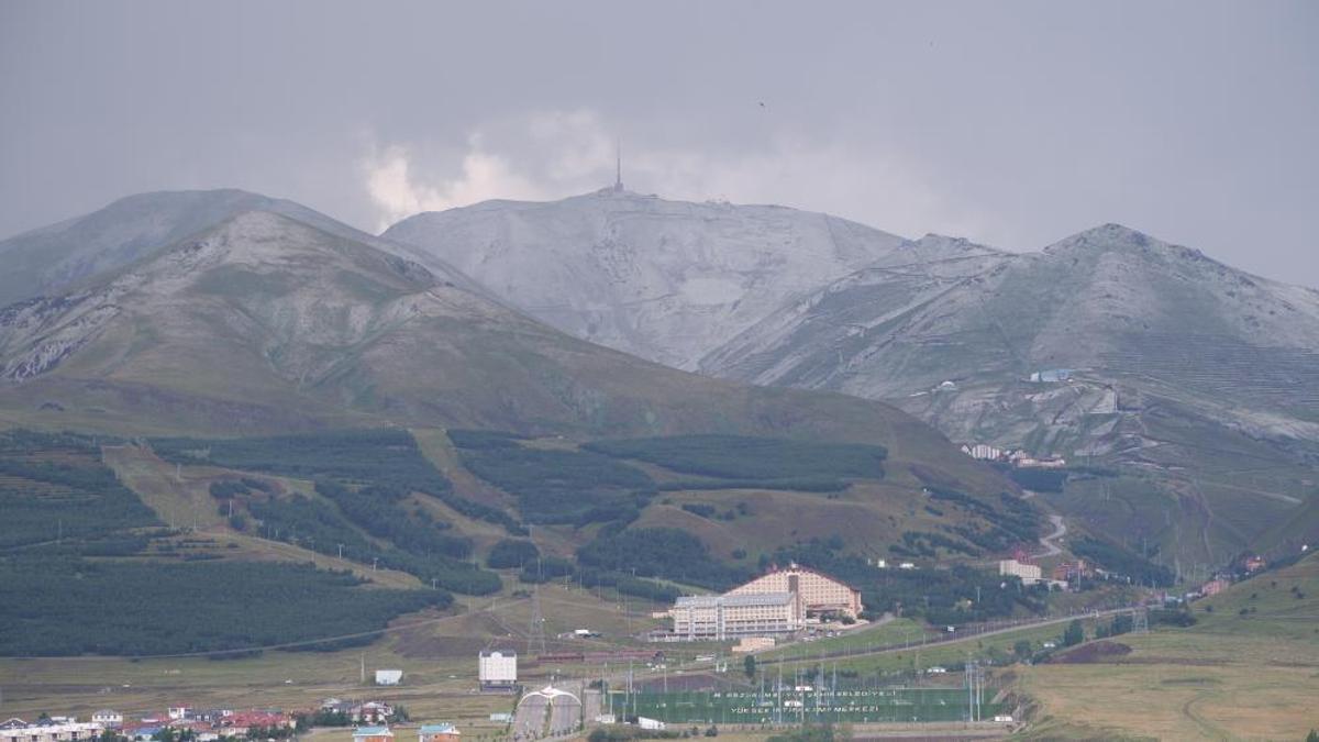 Mevsim kışa döndü! Zirve beyaza büründü
