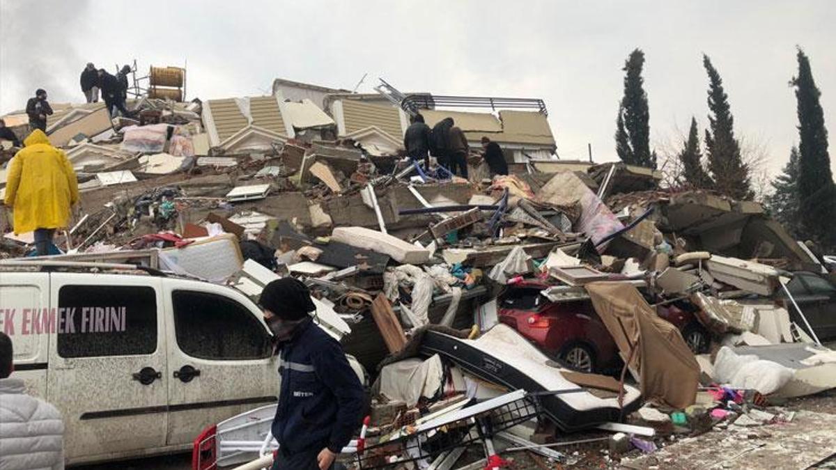 Ebrar Siteleri’nde ailesini kaybeden kadın: Bina değil puzzle yapmışlar