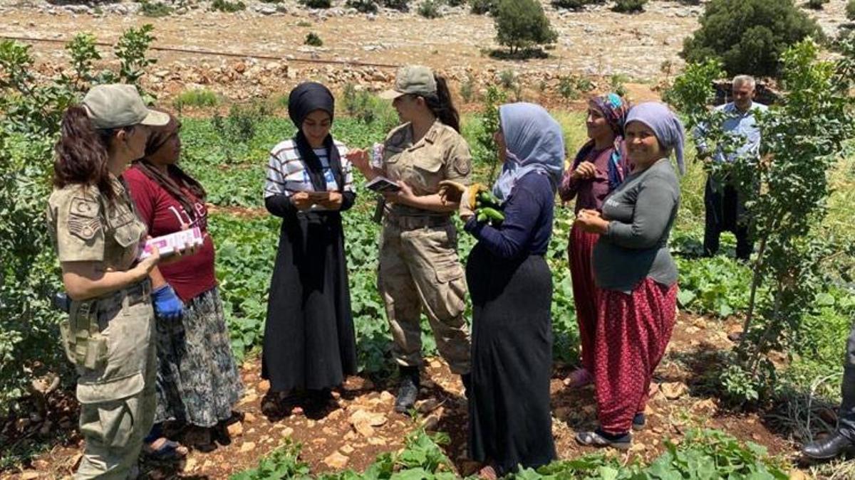 Gaziantep'te jandarma KADES uygulamasını tanıttı! Her yeri dolaştılar