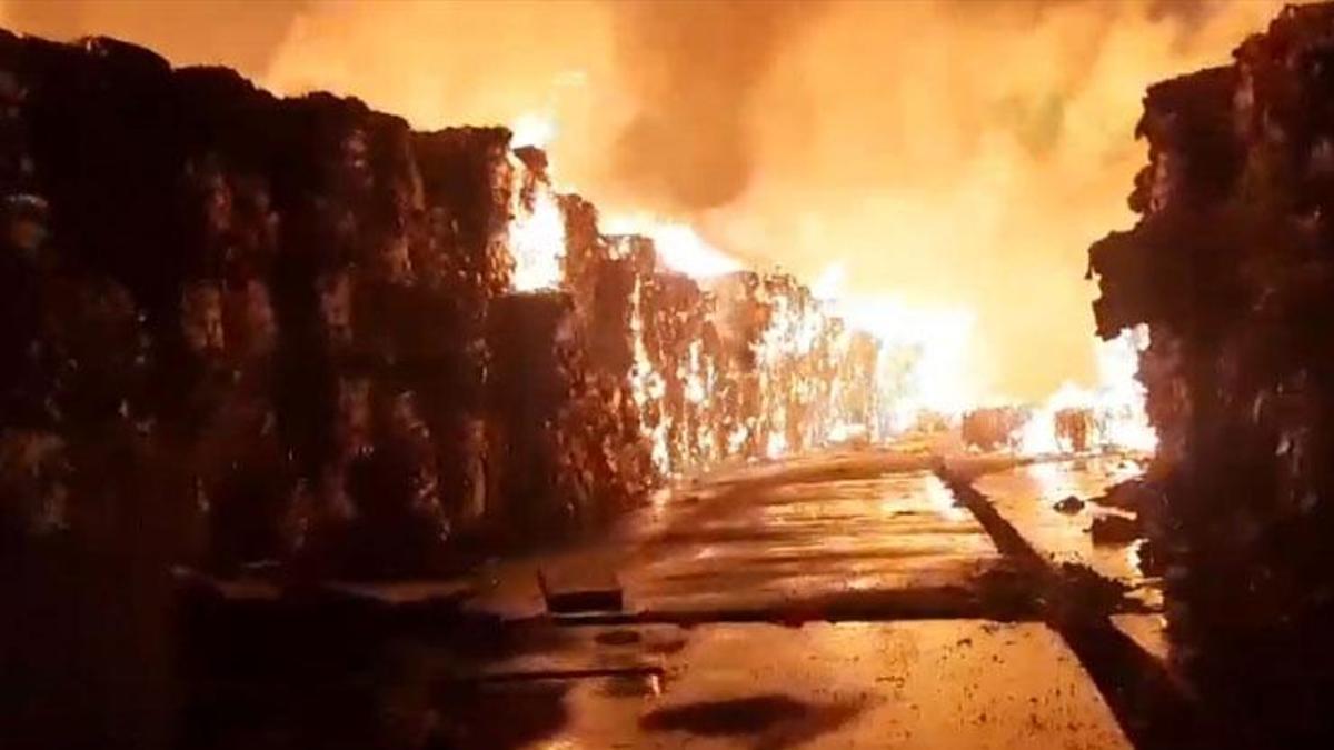 Aydın'da kağıt fabrikasında yangın yeniden kontrolden çıktı: Gecenin karanlığını alevler aydınlattı