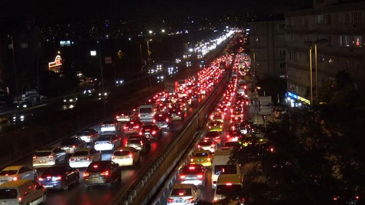 Avcılar’da zincirleme kaza D-100’ü kilitledi: 1 kişi yaralandı