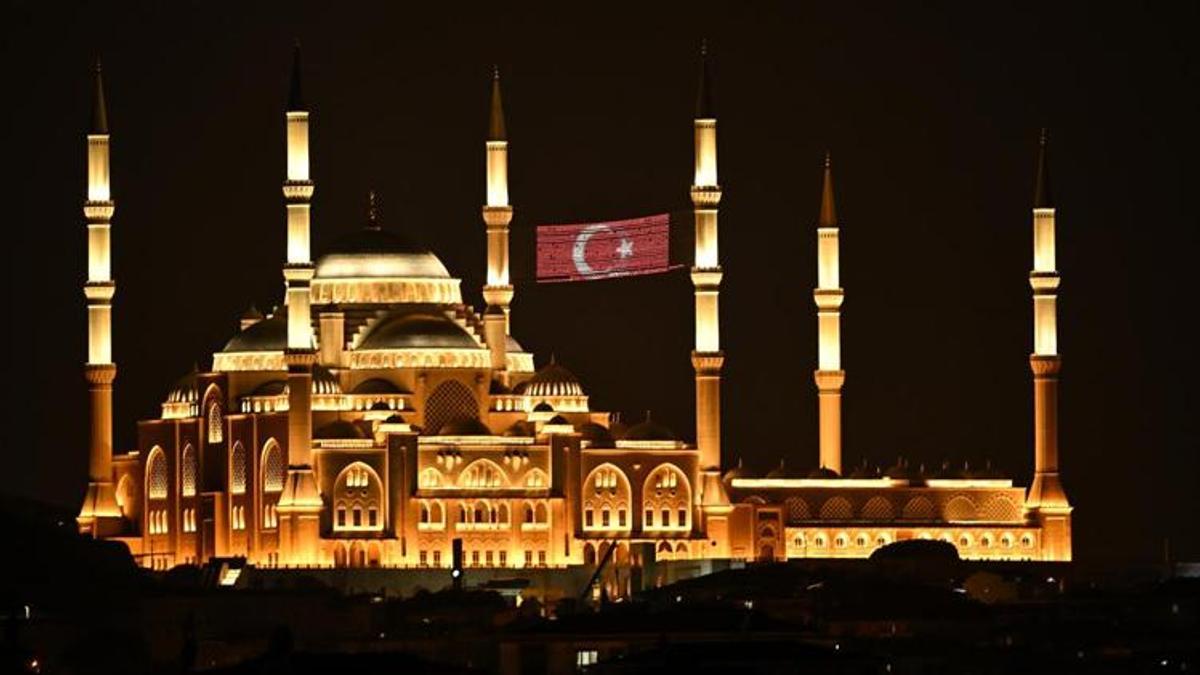 15 Temmuz'da 90 bin camide sela okunacak