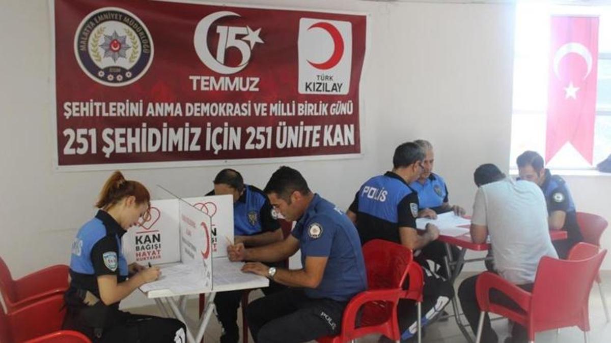 Polisler 15 Temmuz anısına kan bağışında bulundu