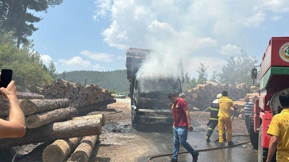 Adana'da seyir halindeki tomruk yüklü kamyon yandı