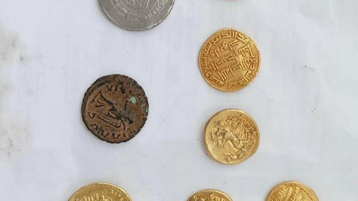 Gaziantep'te havalimanındaki yolcunun üzerinden 8 adet sikke çıktı