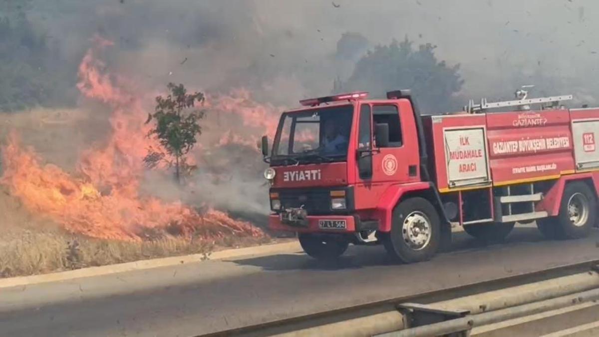 Gaziantep'te korkutan yangın: Deprem konutlarına sıçramadan söndürüldü