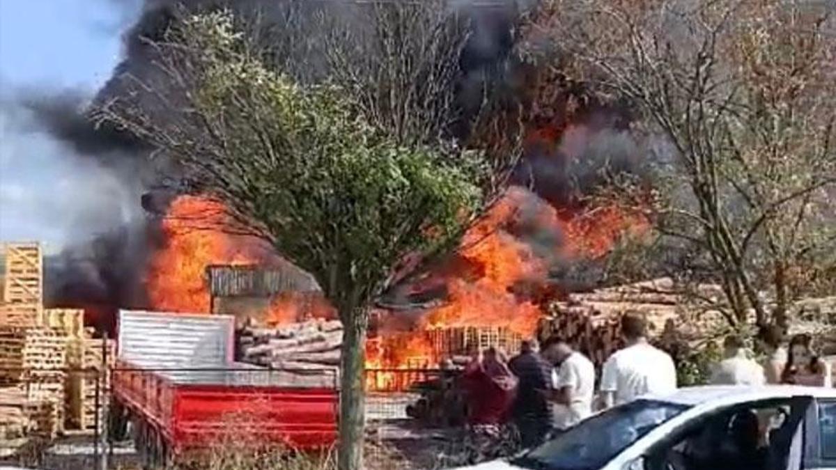 Kereste fabrikasında yangın çıktı. Çok sayıda itfaiye ekibi olay yerinde