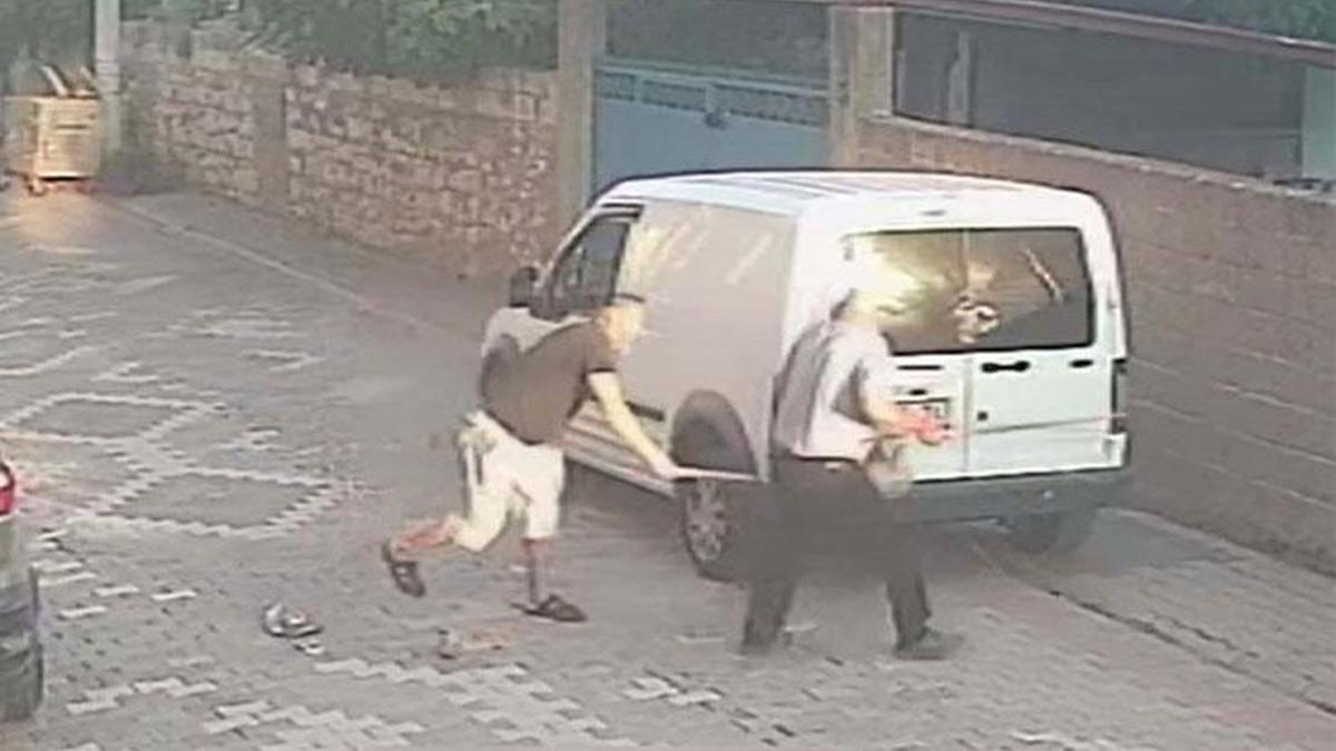 Bayat ekmek toplayan 81 yaşındaki adama dehşeti yaşattı!